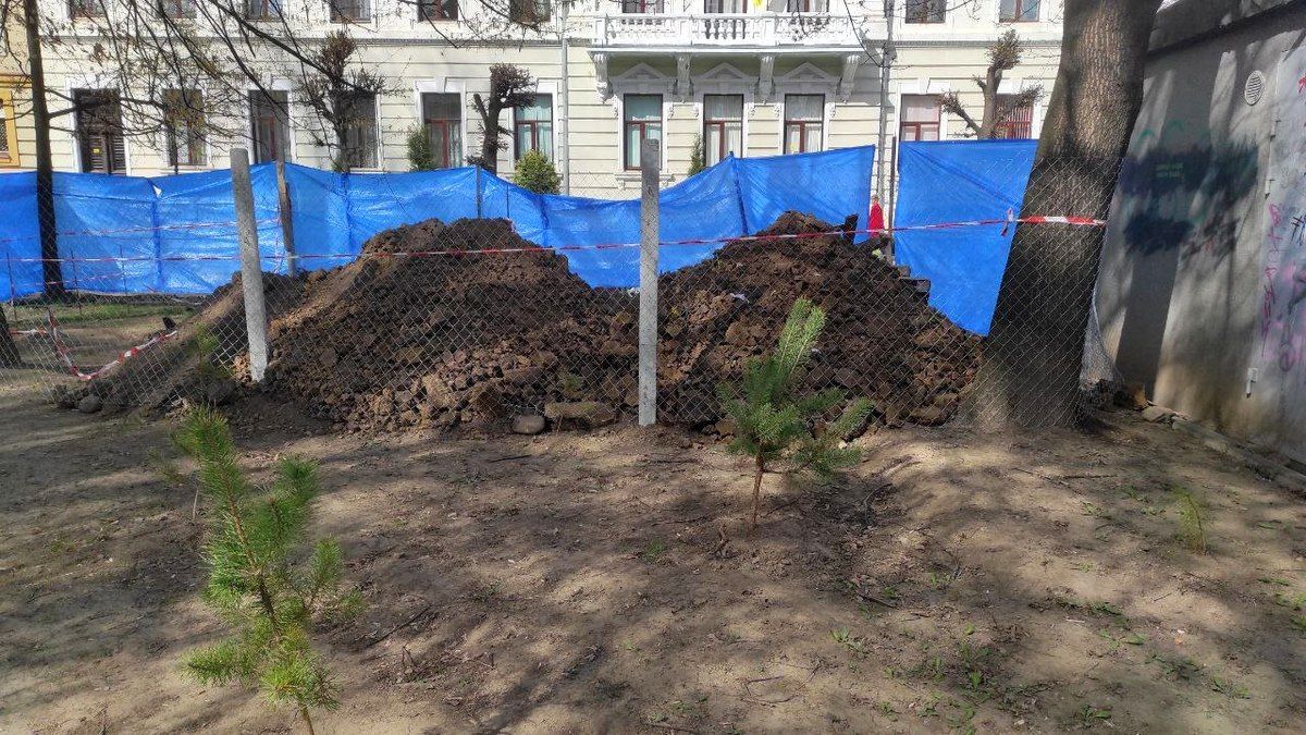 Що то буде? У скверику середмістя Коломиї вирили котлован 2