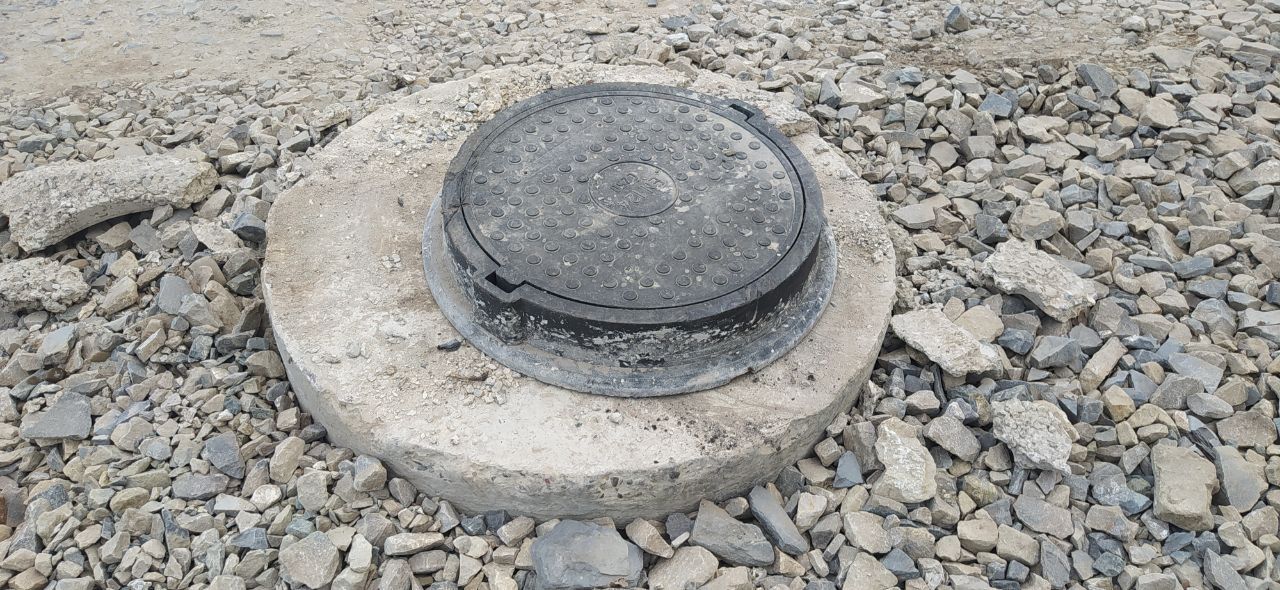 Оце так встряг: у Коломиї автівка провалилася у каналізаційний люк 3