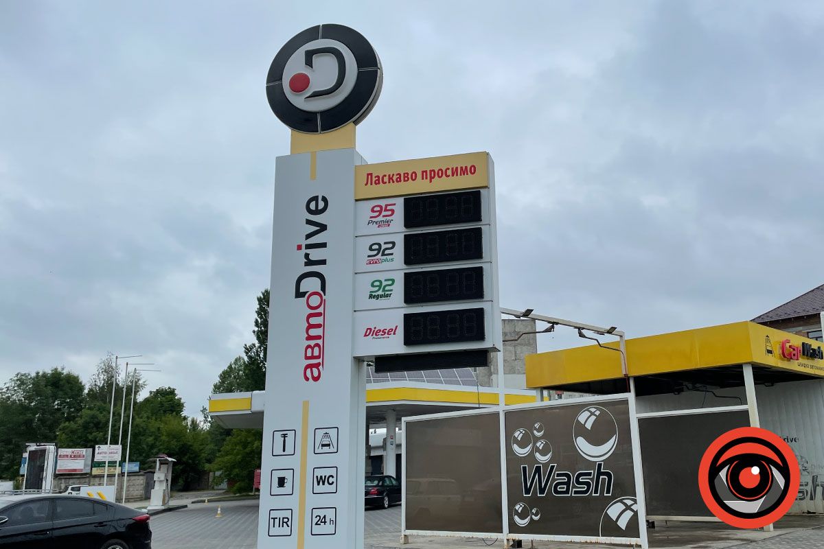 На заправці в Коломиї черги за пальним 3