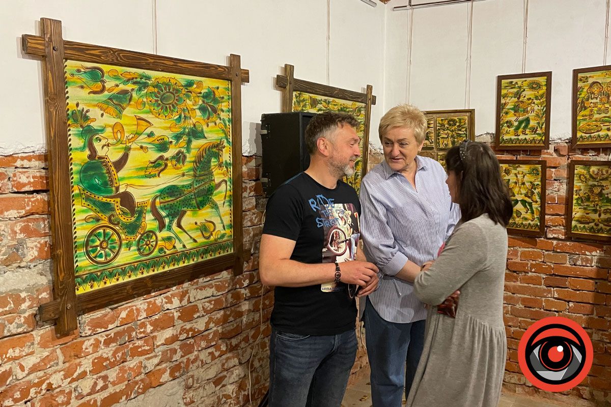 Традиції з любов'ю: відома майстриня з Коломиї присвятила виставку своєму чоловіку 3