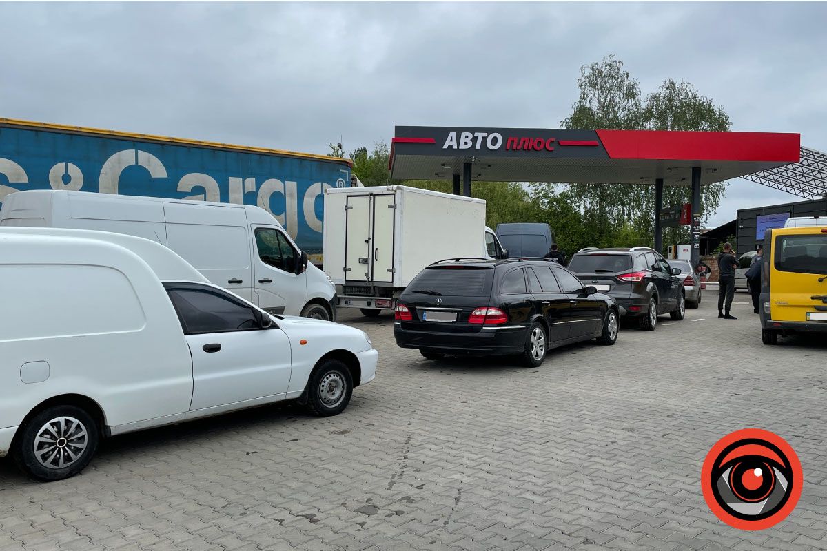 На заправці в Коломиї черги за пальним 2