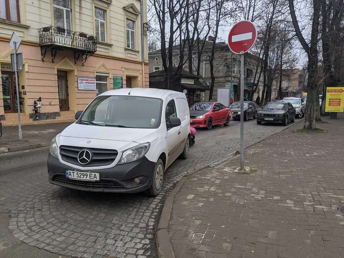 ТОП-18 місць рагульського паркування у Коломиї 10