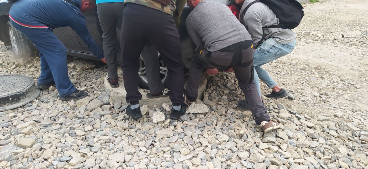 Оце так встряг: у Коломиї автівка провалилася у каналізаційний люк 1