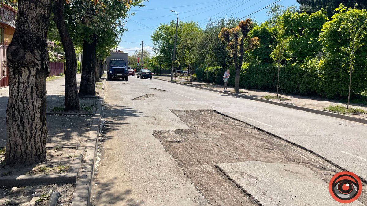 По вулиці Бандери у Коломиї ремонтують дорогу 1