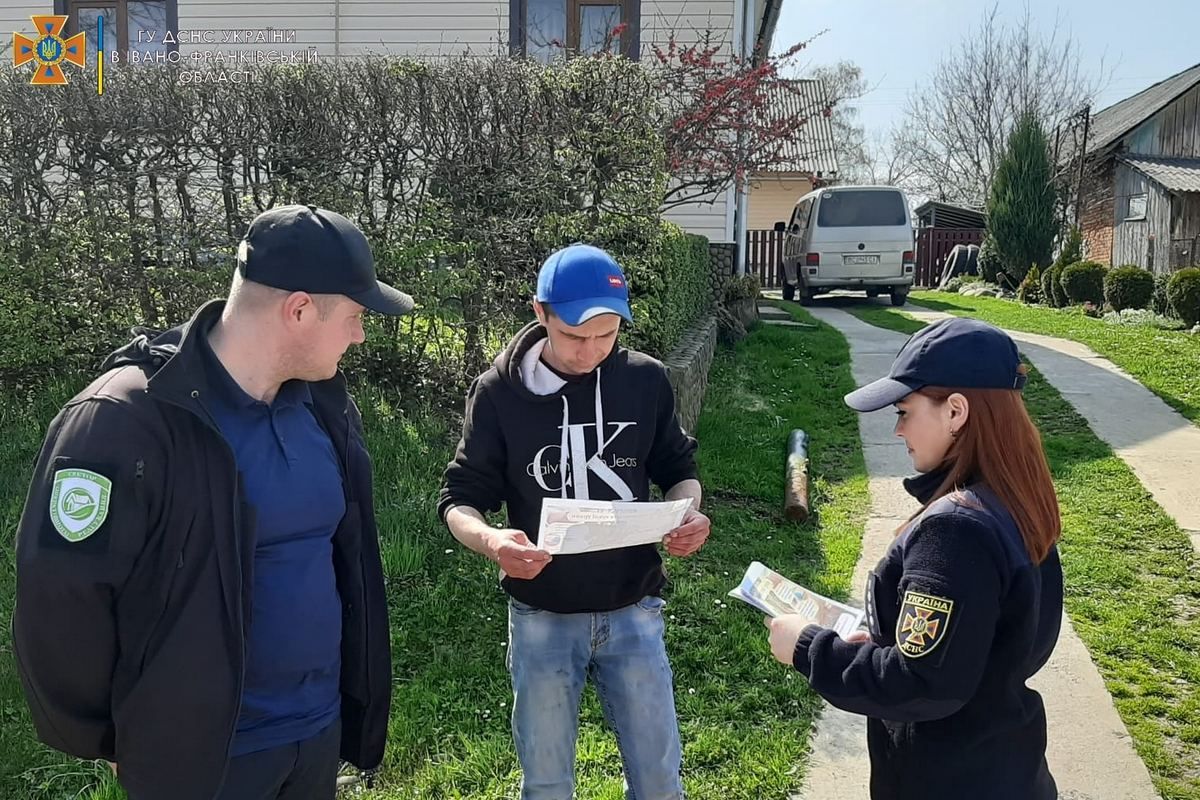 Палія сухої трави спіймали на гарячому просто під час рейду на Коломийщині 3