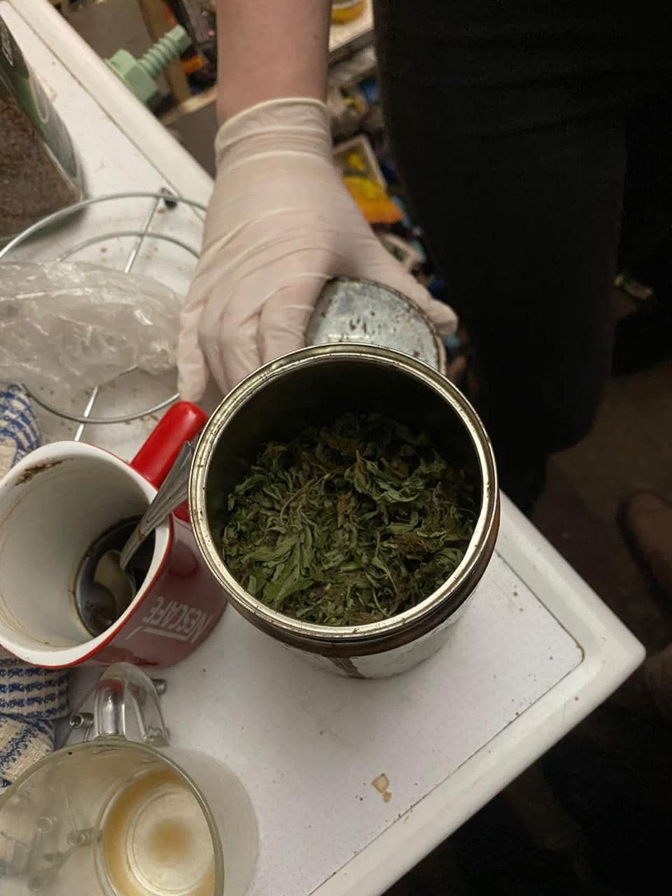 Правоохоронці виявили трьох коломиян, що зберігали вдома наркотики та зброю 3