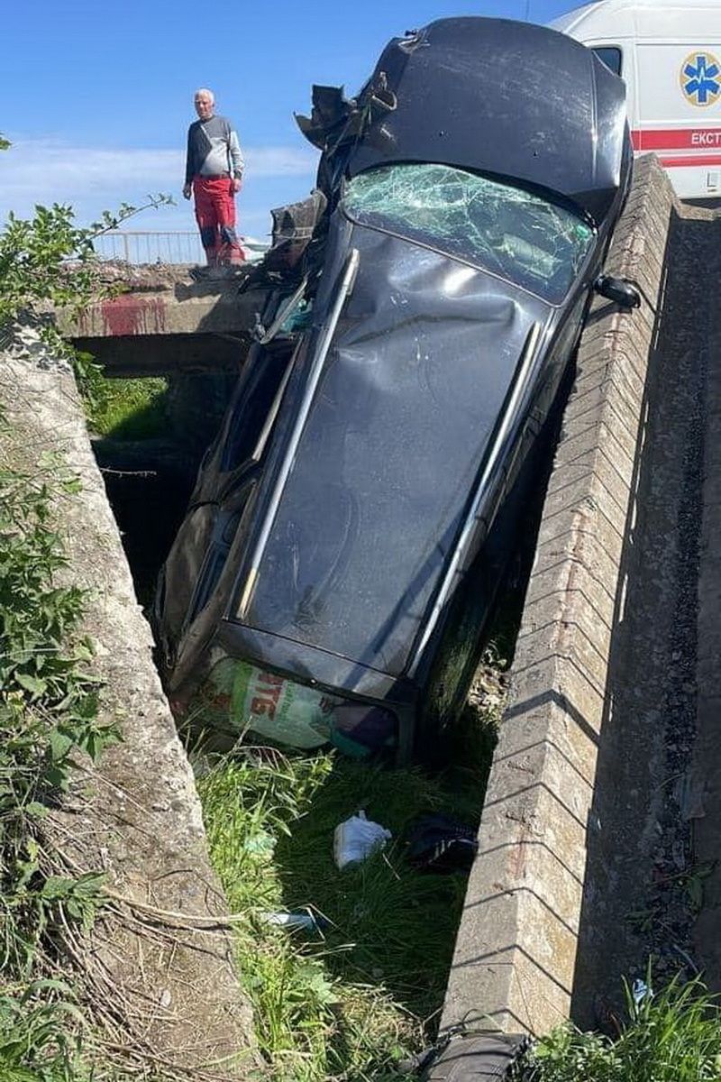 На Коломийщині авто зірвалось з мосту, загинули дві жінки 5