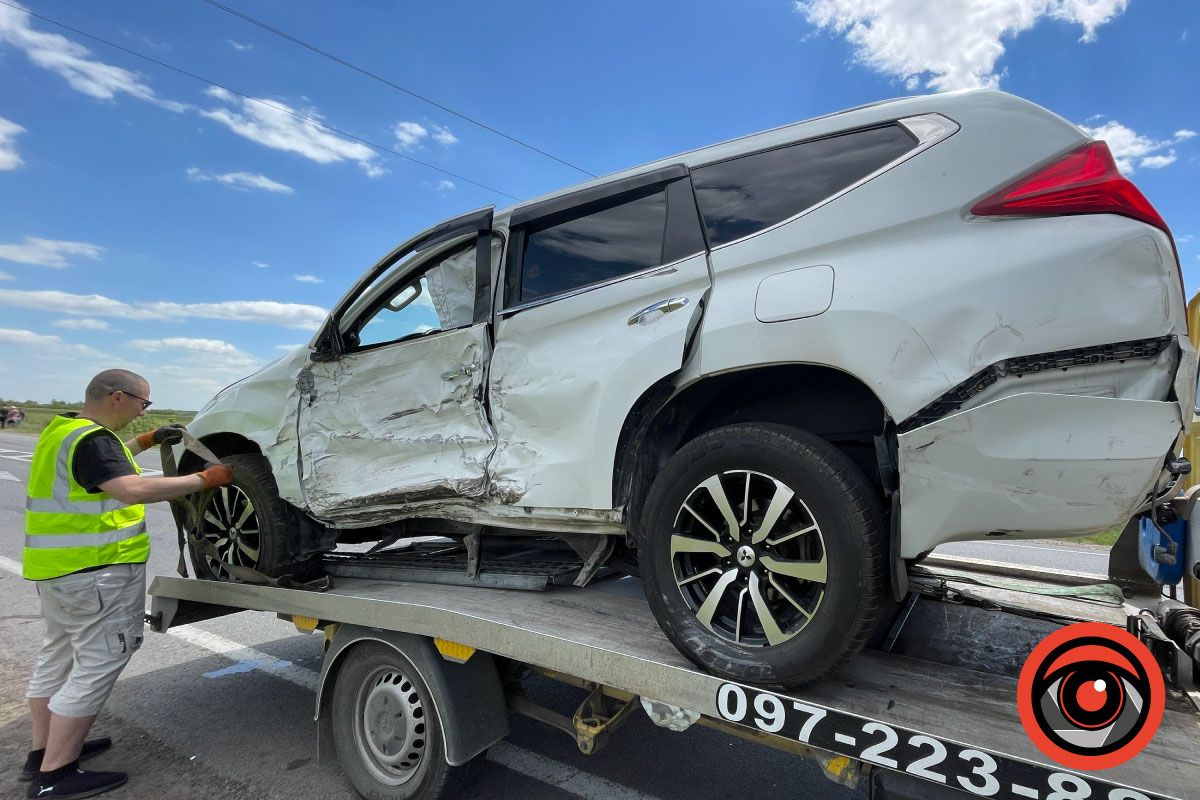 На об'їзній у Коломиї ДТП: мікроавтобус влетів у кросовер 4