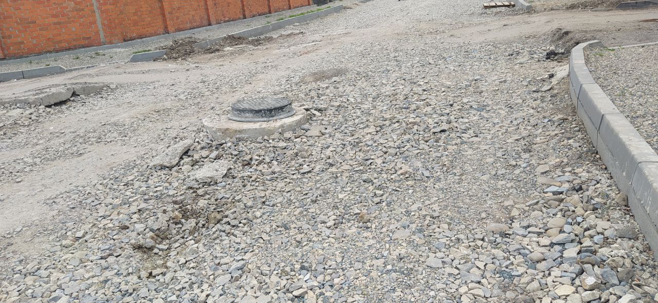 Оце так встряг: у Коломиї автівка провалилася у каналізаційний люк 2