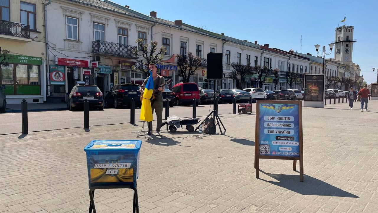 Вуличний музикант збирає гроші для ЗСУ виступами у Коломиї 1