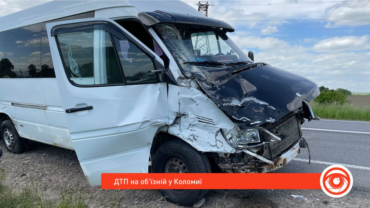 На об'їзній у Коломиї ДТП: мікроавтобус влетів у кросовер