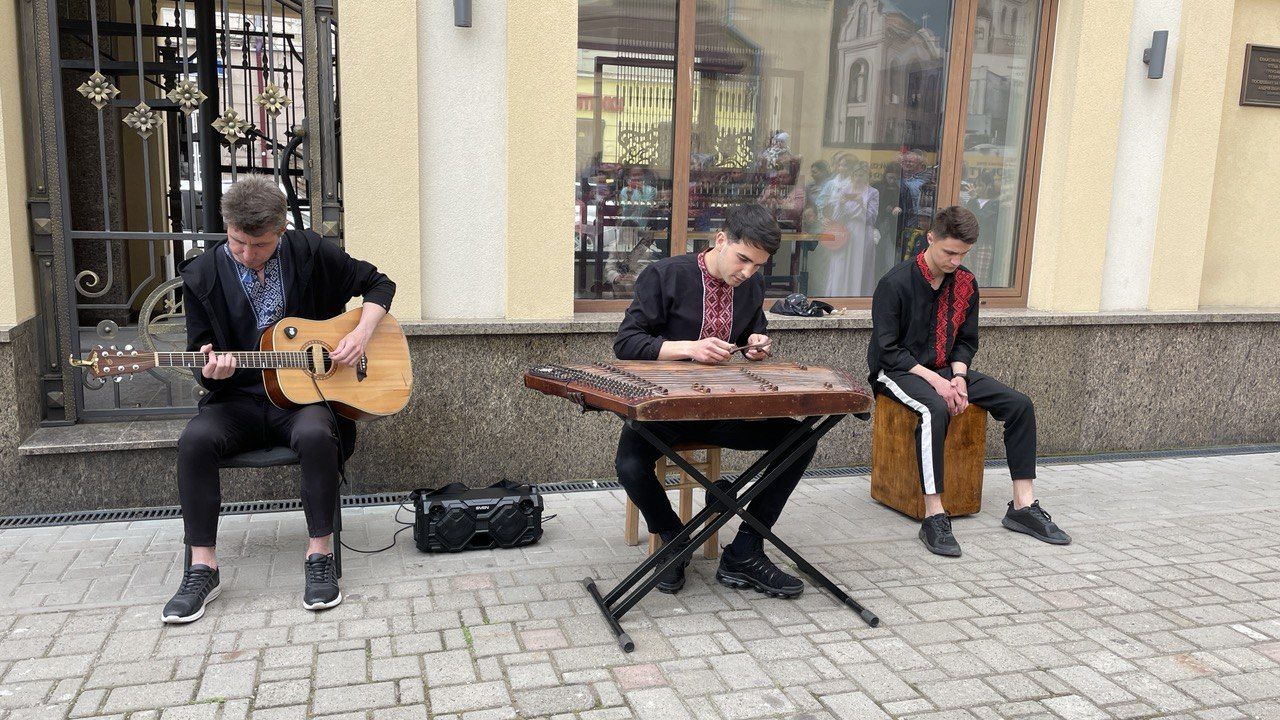 Олексій - гітара, Андрій - цимбали, Іван - кахон.