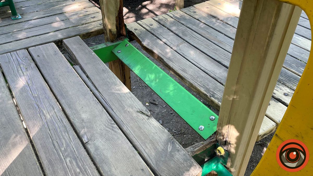 Небезпечні розваги: як нині виглядають ігрові комплекси в міському парку 8