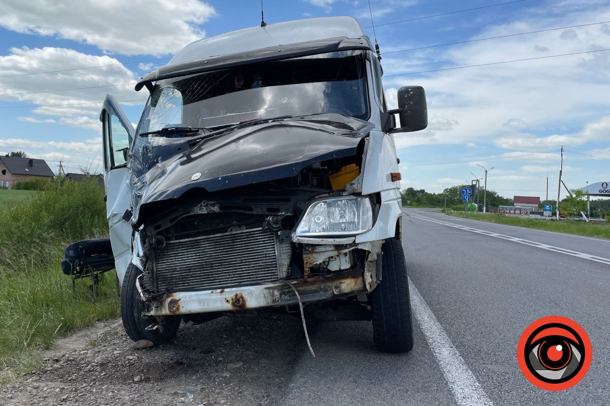 На об'їзній у Коломиї ДТП: мікроавтобус влетів у кросовер 1