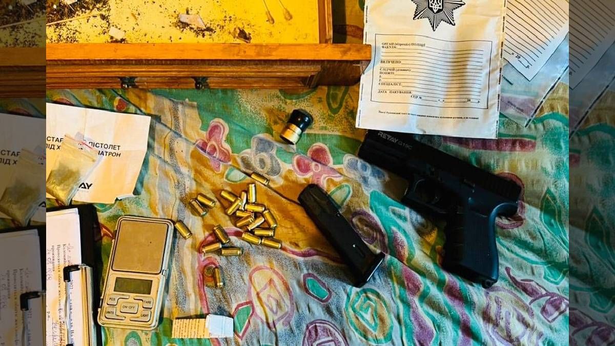 Правоохоронці виявили трьох коломиян, що зберігали вдома наркотики та зброю