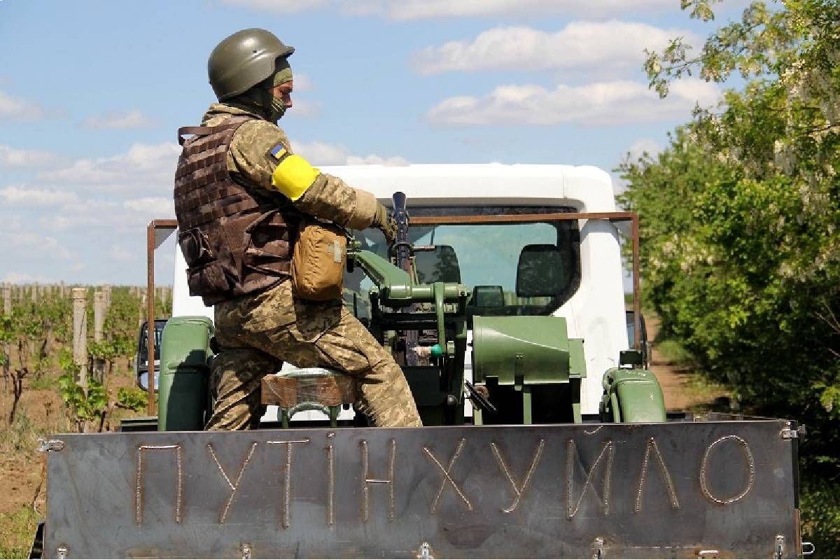 Окрема бригада морської піхоти імені контр-адмірала Михайла Остроградського тримає оборону морського узбережжя та на лінії біля державного кордону.