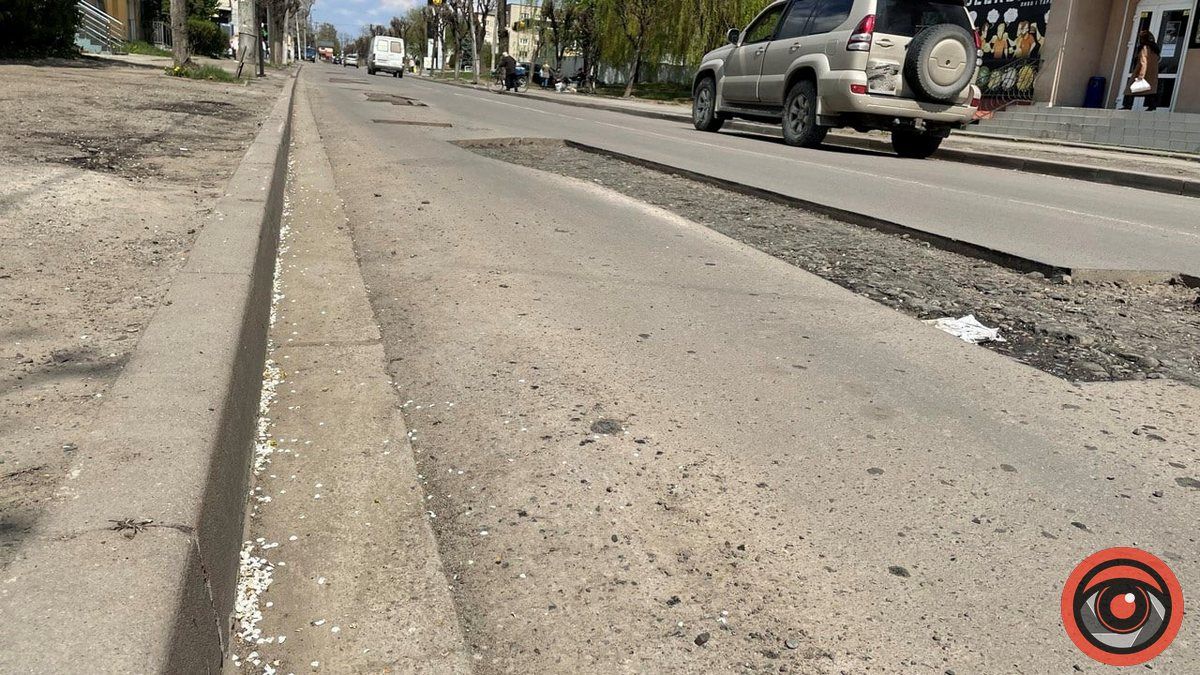 На вулиці Бандери у Коломиї вирізали асфальт