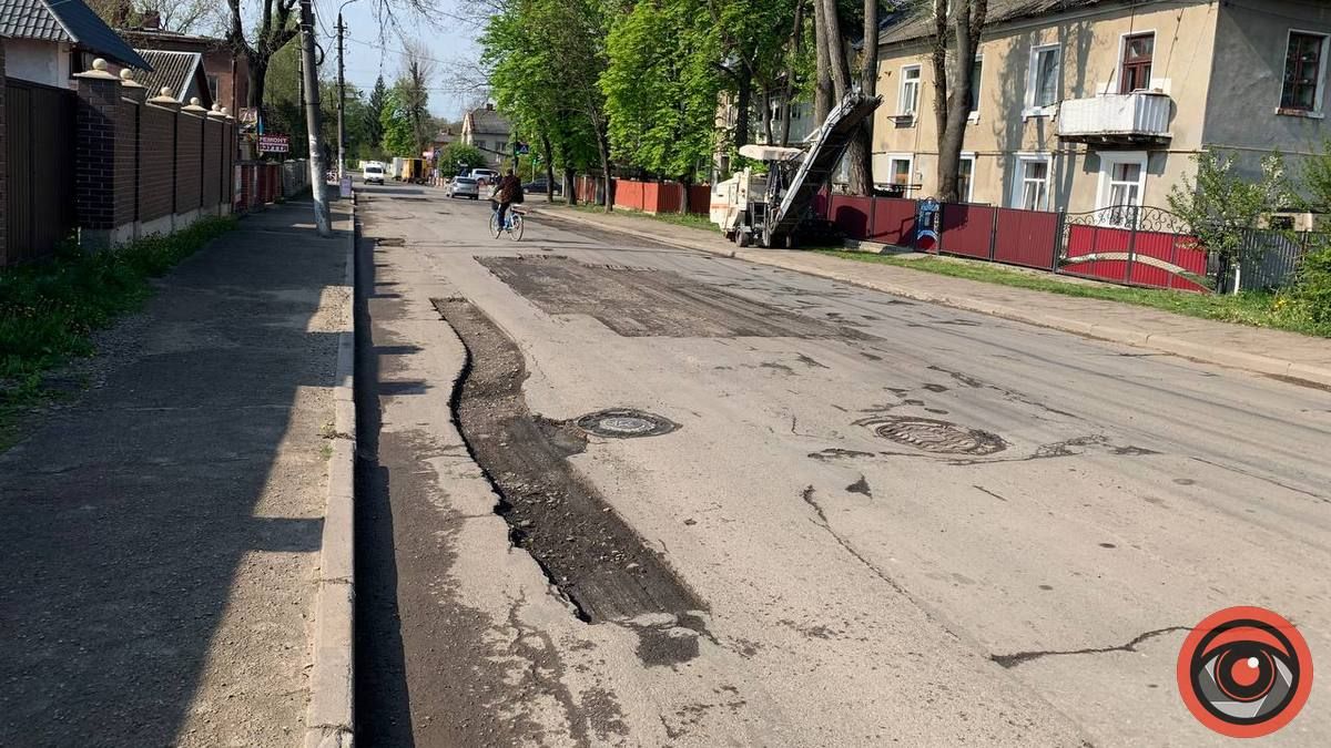 Порізаний асфальт на вулиці Петлюри у Коломиї 3