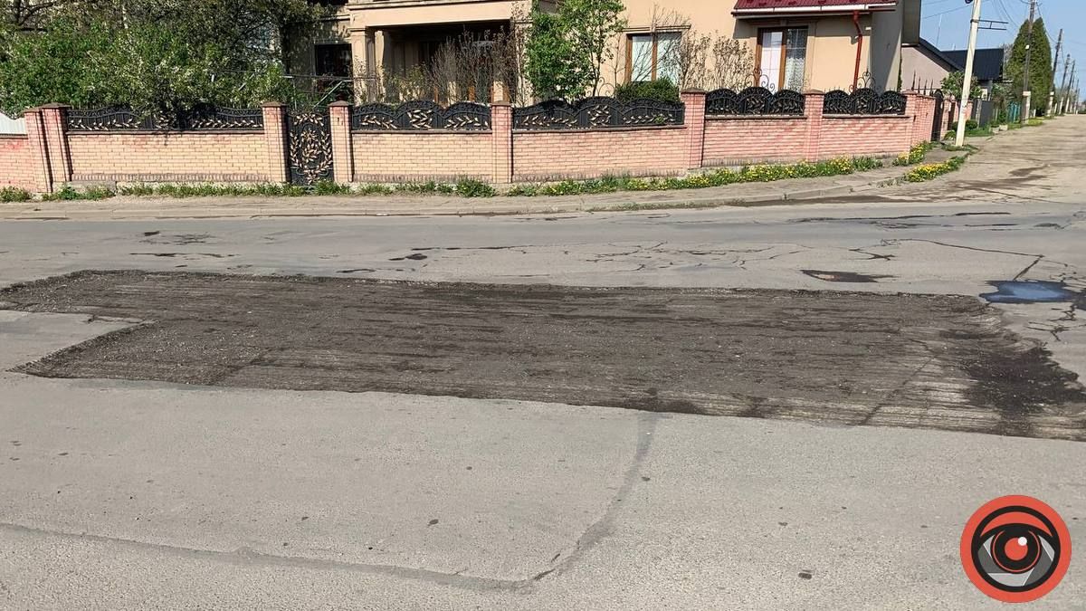 Порізаний асфальт на вулиці Петлюри у Коломиї 1