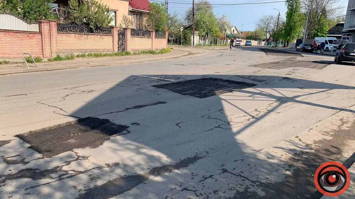 Порізаний асфальт на вулиці Петлюри у Коломиї