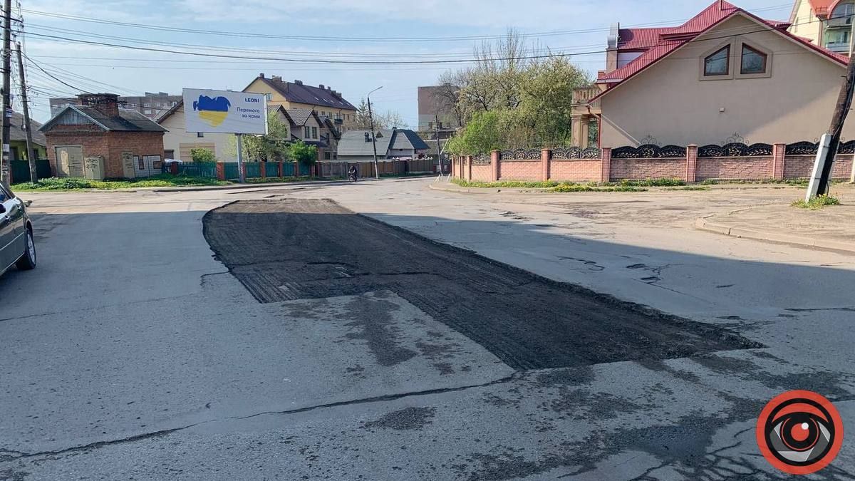 Порізаний асфальт на вулиці Петлюри у Коломиї 2