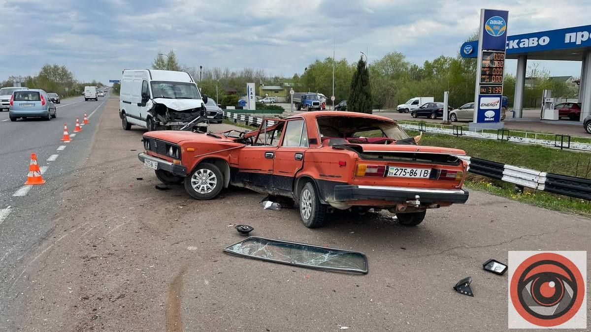 У Коломиї зіткнулись автобус і легковик. Жигулі розірвало навпіл