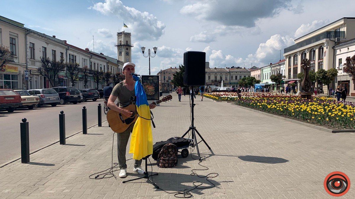 Вуличний музикант збирає гроші для ЗСУ виступами у Коломиї