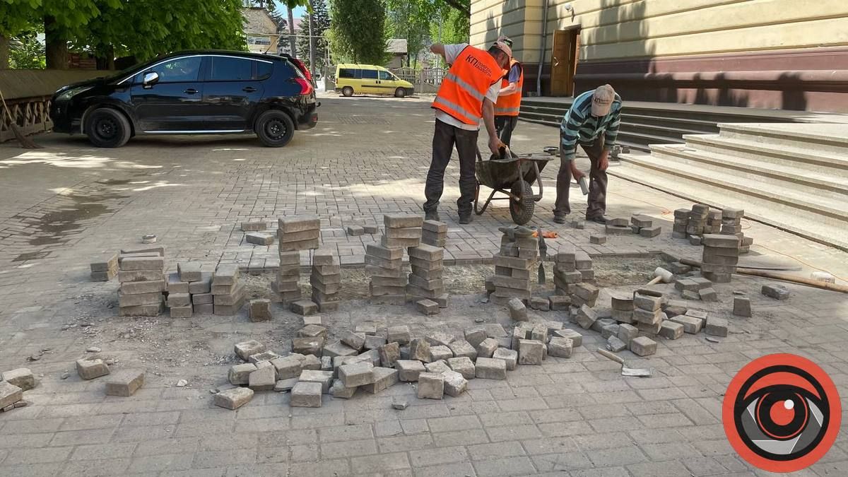 Довкола Народного дому в Коломиї роблять дорогу 1