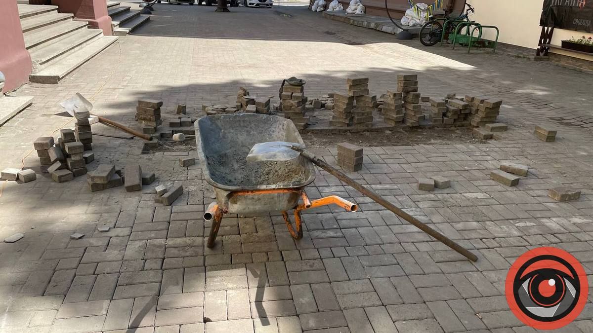 Довкола Народного дому в Коломиї роблять дорогу 4