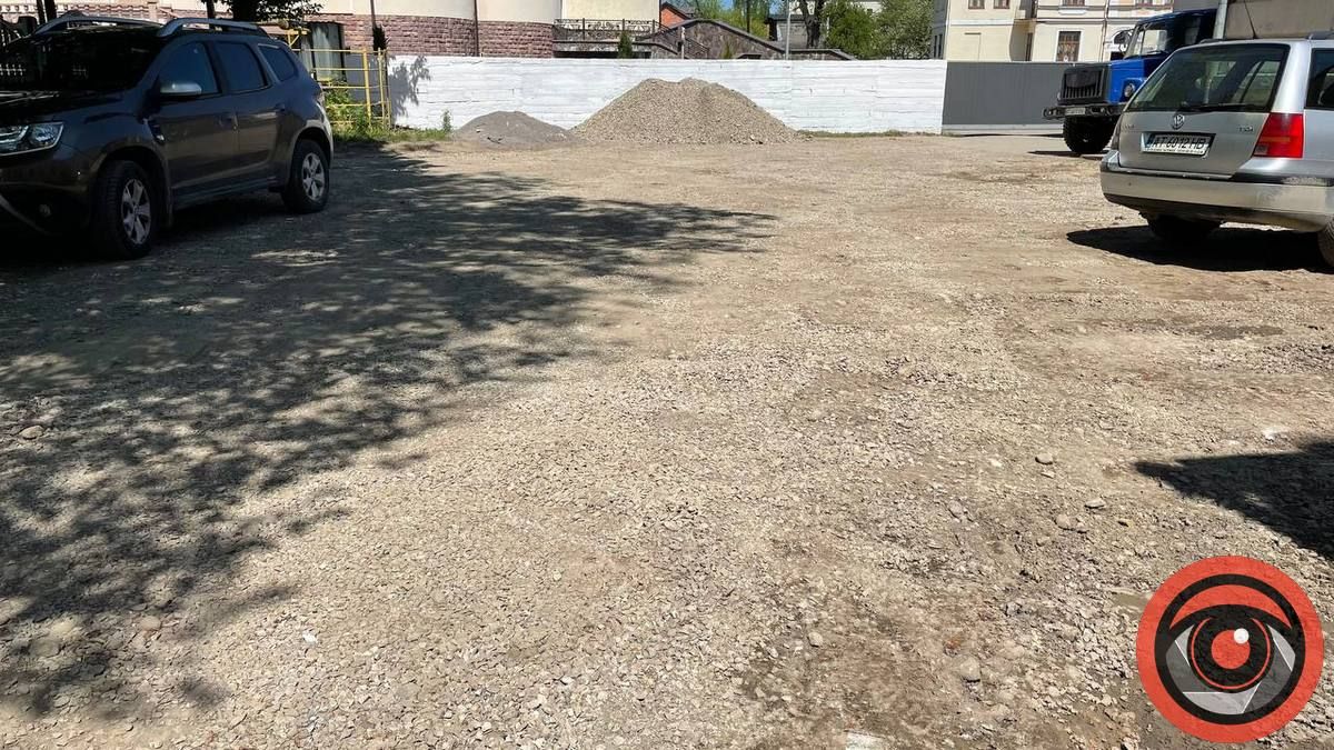 Довкола Народного дому в Коломиї роблять дорогу 5