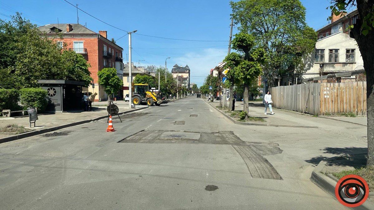 По вулиці Бандери у Коломиї ремонтують дорогу 3