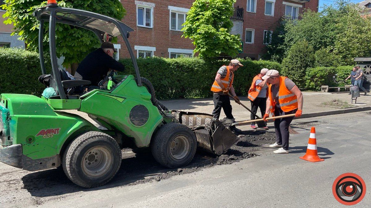 По вулиці Бандери у Коломиї ремонтують дорогу 2