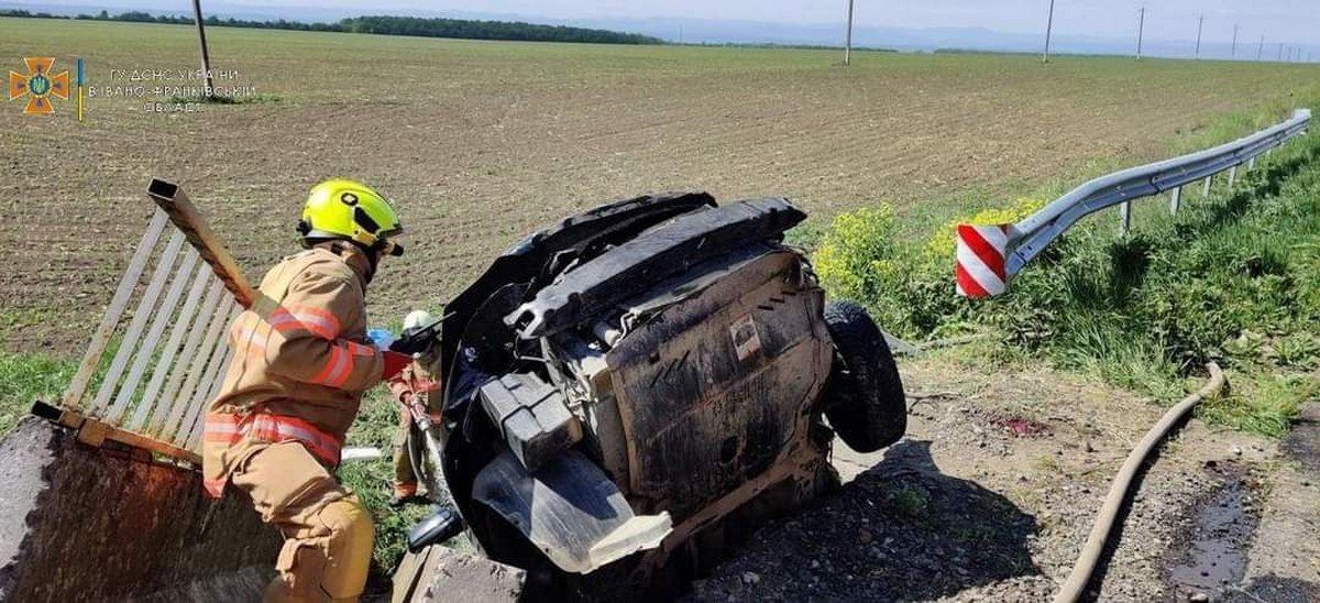 На Коломийщині авто зірвалось з мосту, загинули дві жінки 2