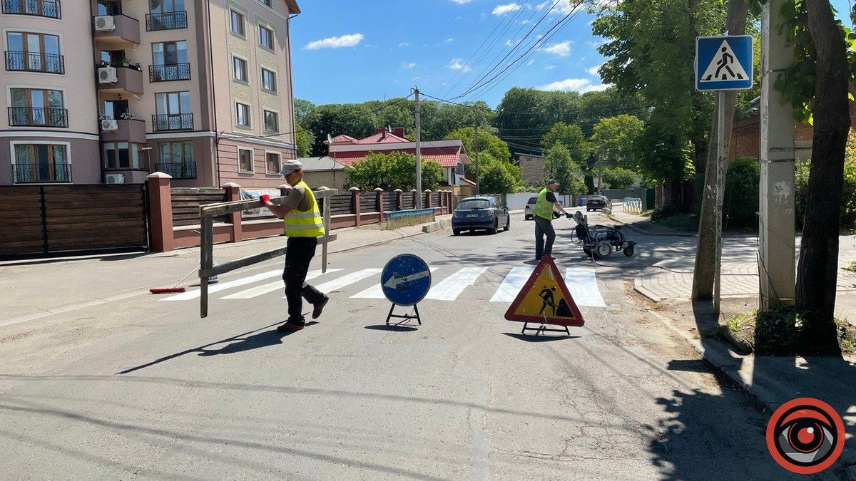 На дорогах Коломиї з'являються біленькі смужки