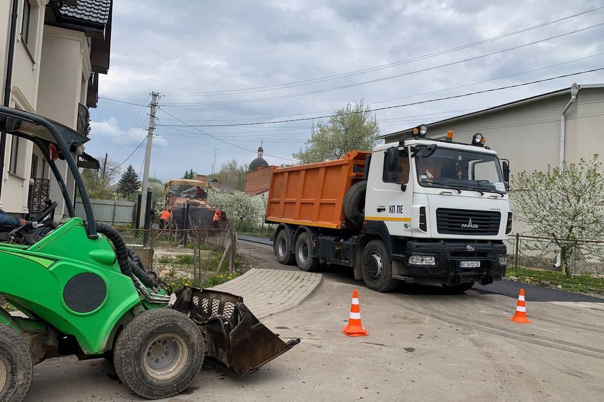 У Коломиї роблять дорогу до пологового будинку 1