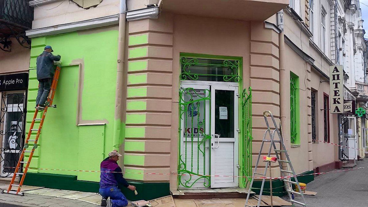 Не можна? Ну, ок | Нові ґазди за тиждень двічі перемалювали фасад в середмісті Коломиї