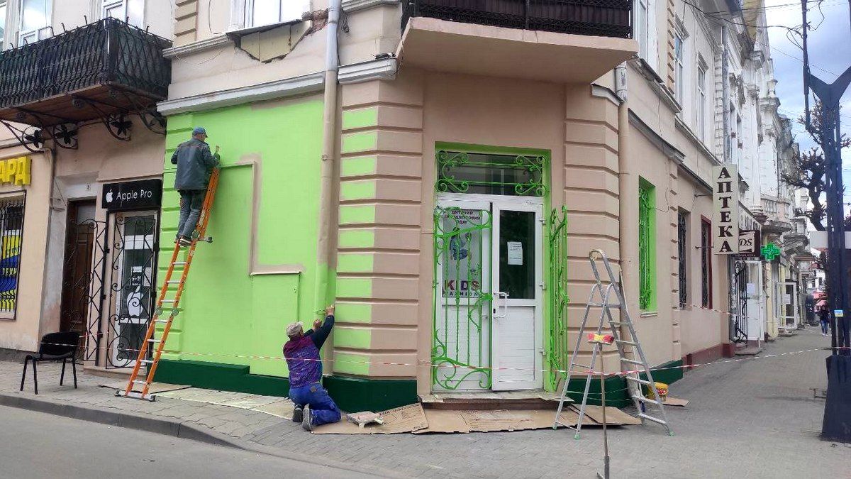 Не можна? Ну, ок | Нові ґазди за тиждень двічі перемалювали фасад в середмісті Коломиї 1
