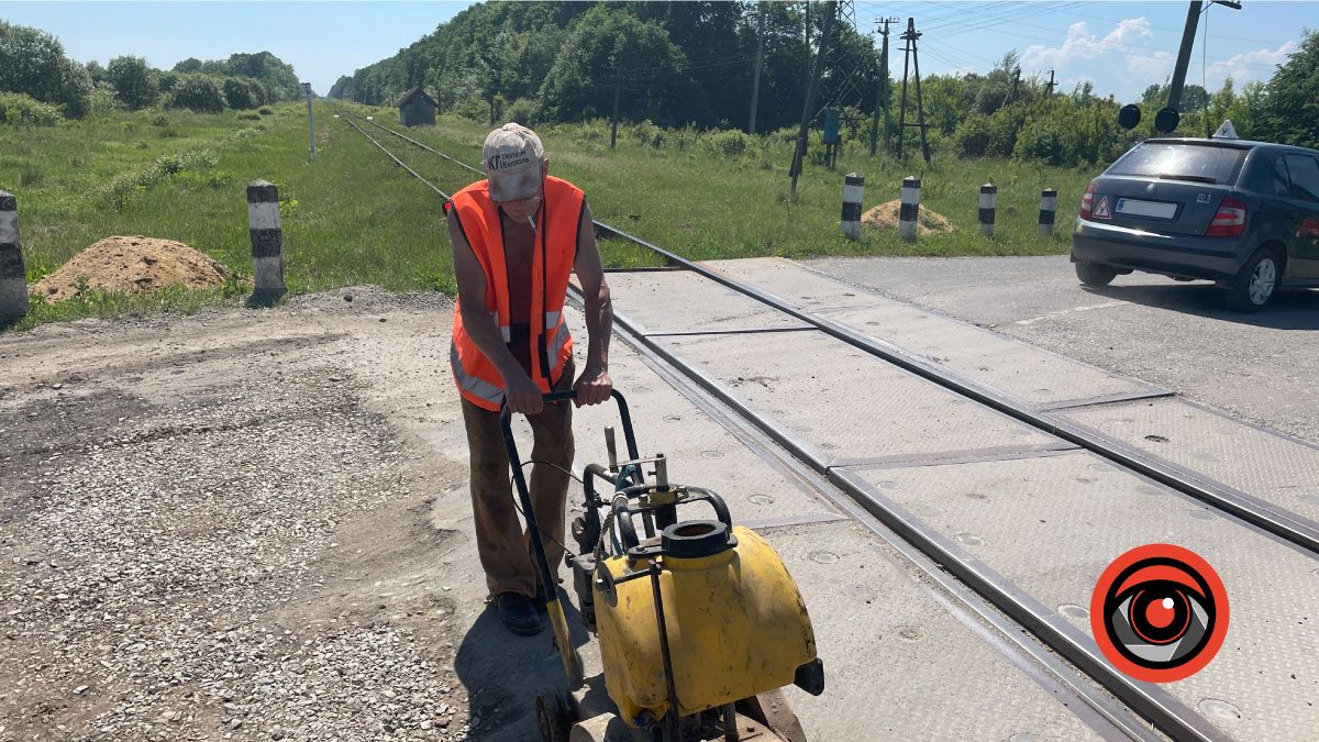 На вулиці Франка у Коломиї вирізають асфальт. Фоторепортаж 1