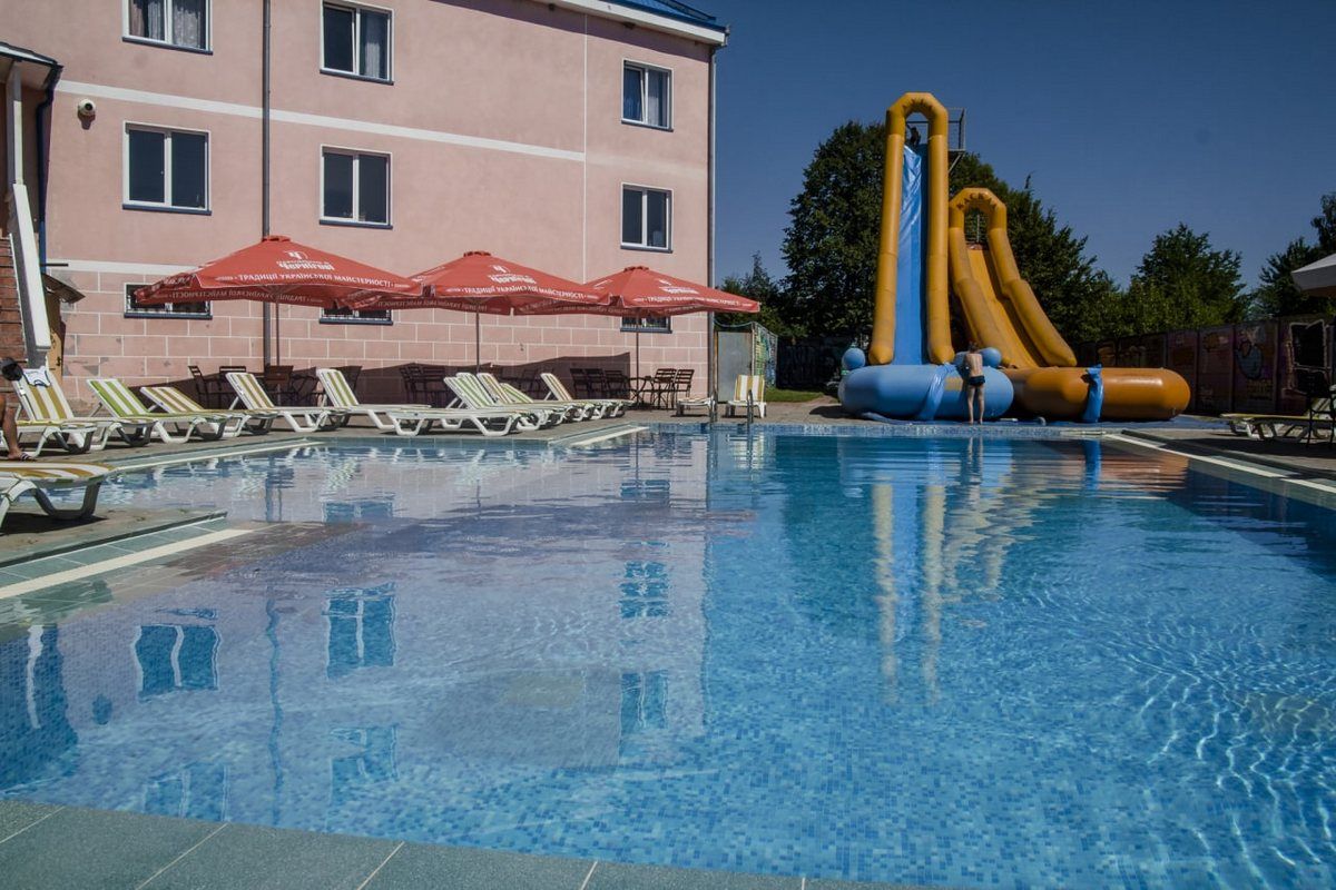 Де коломиянам відпочити біля відкритого басейну? | добірка місць 6