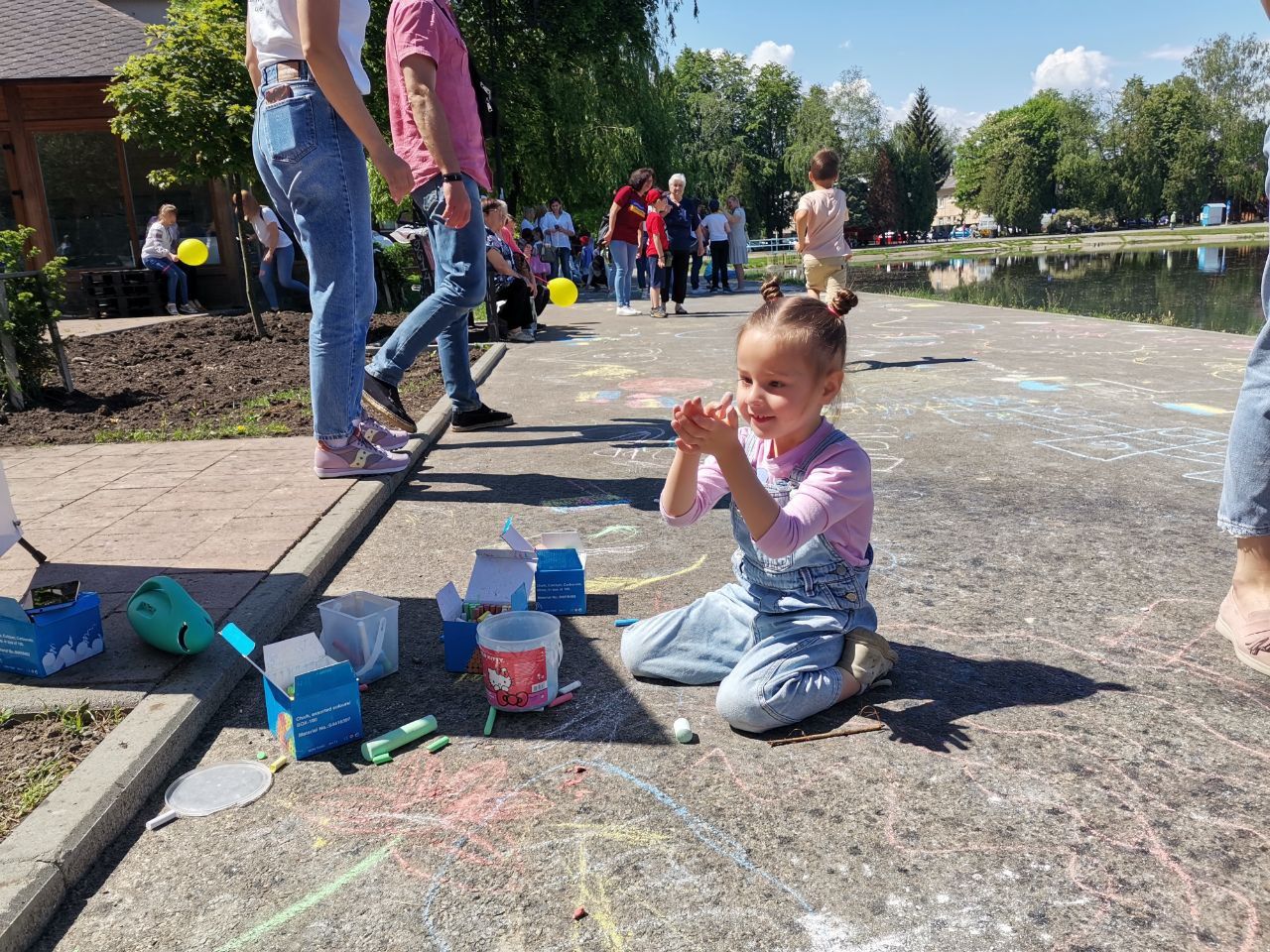 Доброго вечора, ми з України: дитячі малюнки на міському озері | Фоторепортаж 4