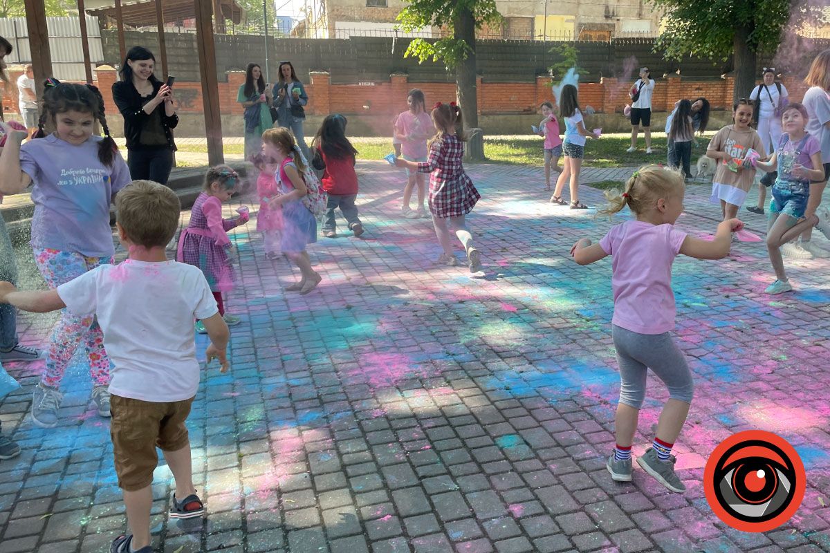 Яскраво, весело та шумно: діти розважалися у студентському сквері 8