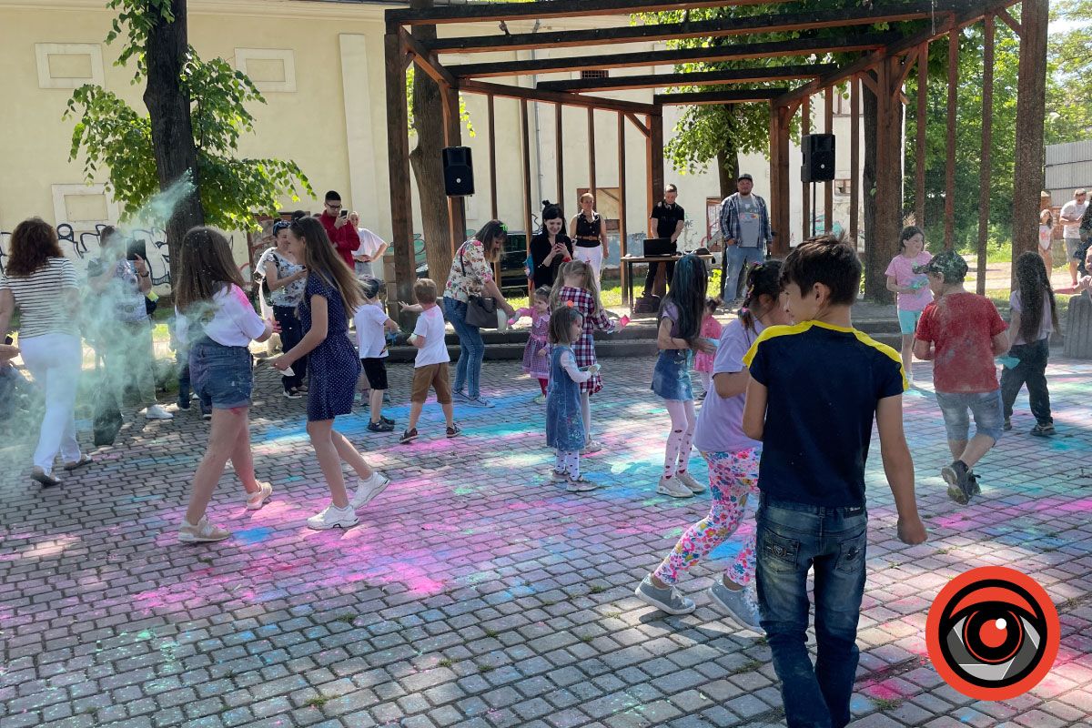 Яскраво, весело та шумно: діти розважалися у студентському сквері 7