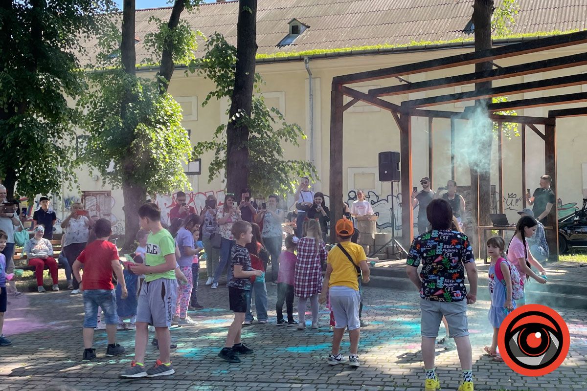 Яскраво, весело та шумно: діти розважалися у студентському сквері 4