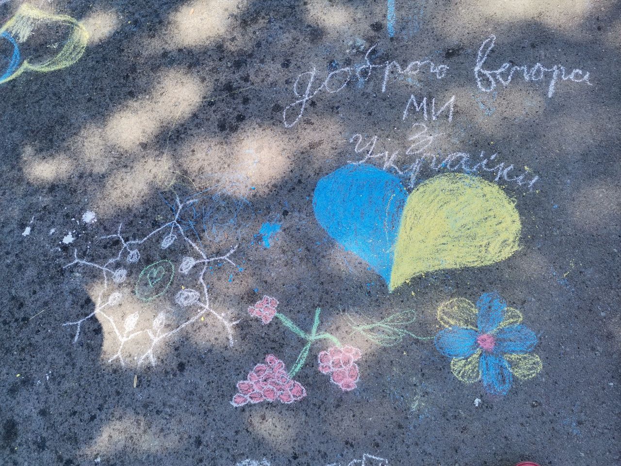 Доброго вечора, ми з України: дитячі малюнки на міському озері | Фоторепортаж 7