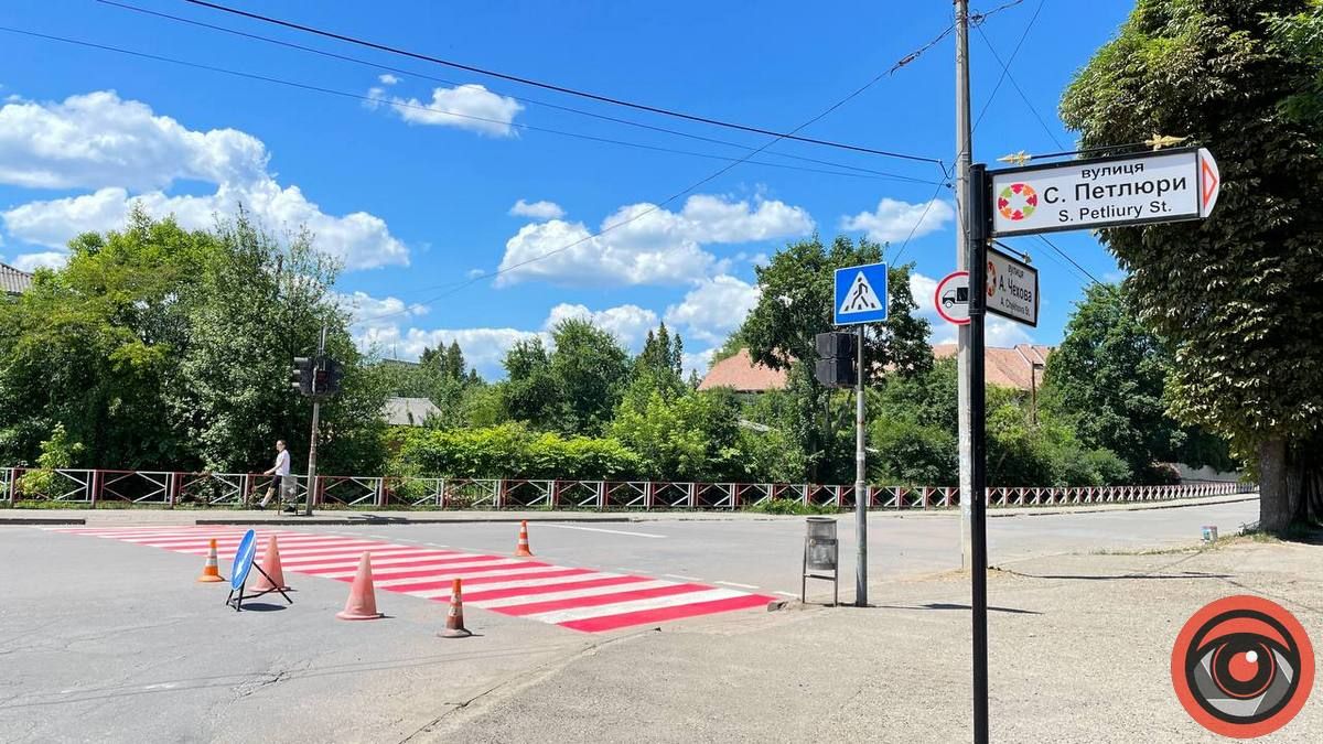 На перехресті Петлюри і Чехова комунальники оновлюють пішохідний перехід