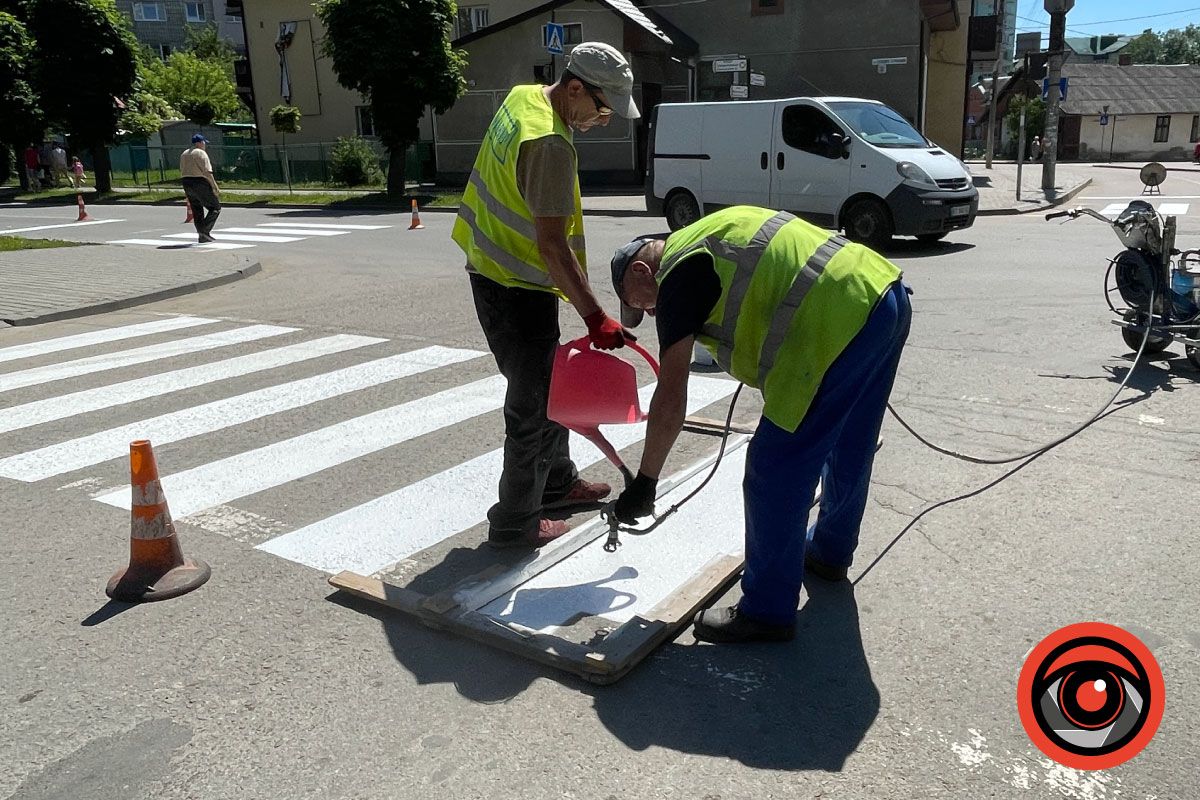 Комунальники наносять дорожню розмітку на вул. Січових Стрільців 1
