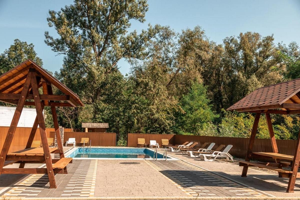 Де коломиянам відпочити біля відкритого басейну? | добірка місць 7