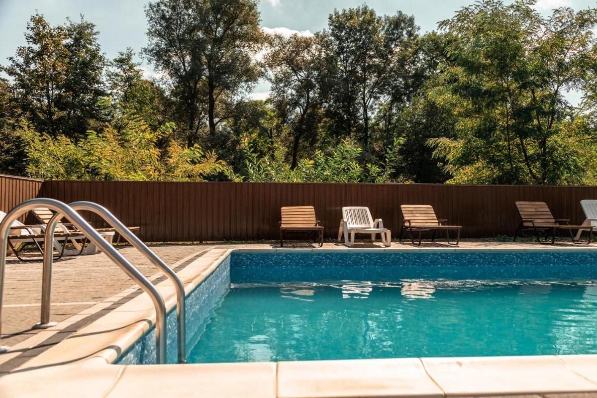 Де коломиянам відпочити біля відкритого басейну? | добірка місць 8