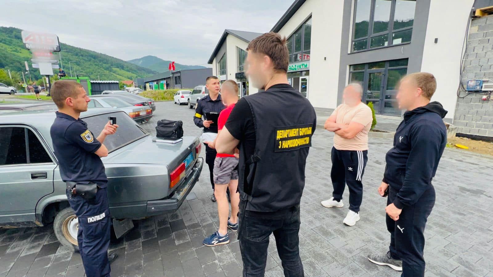 Прикарпатські поліцейські затримали наркокур'єра 1