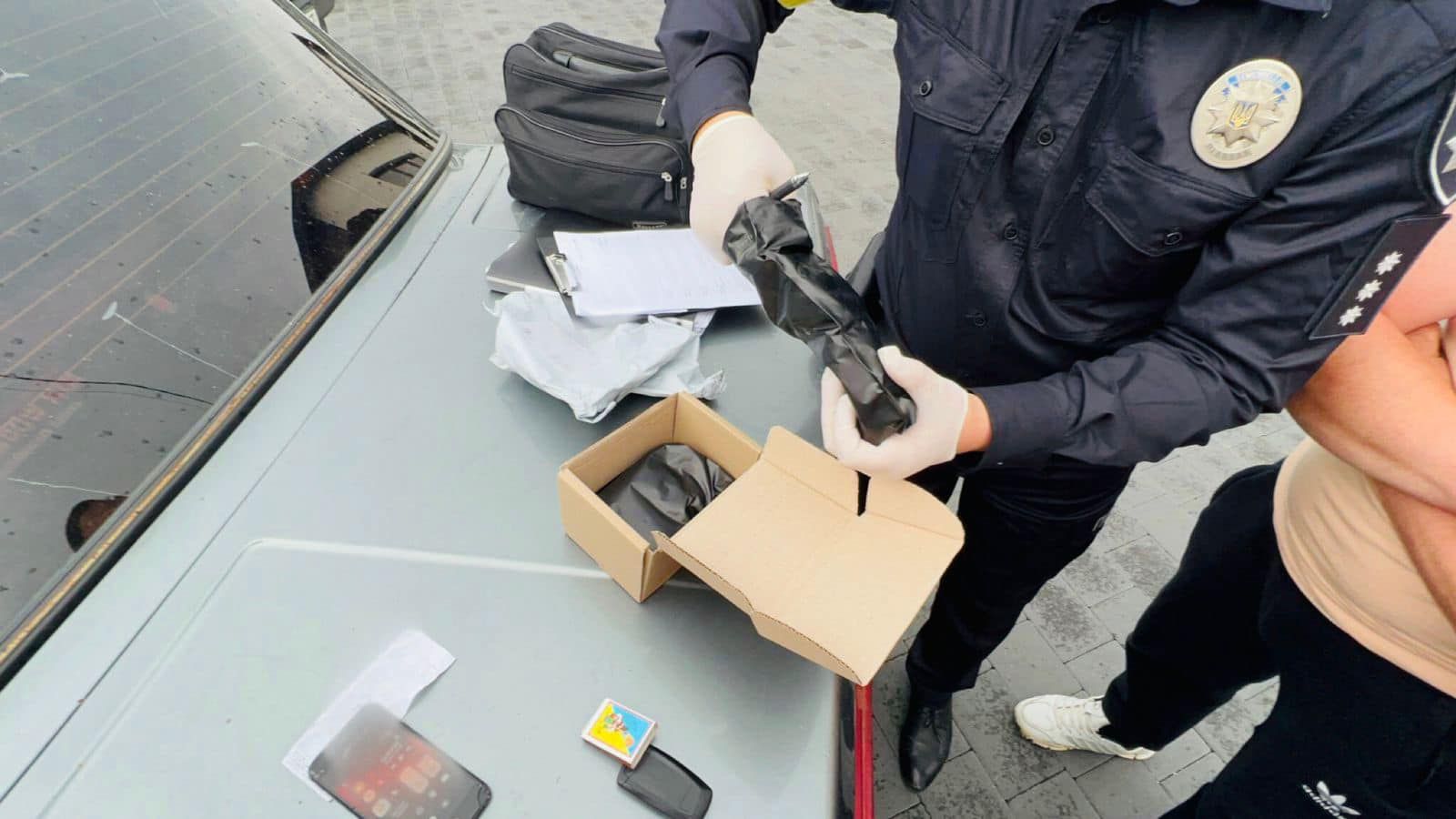 Прикарпатські поліцейські затримали наркокур'єра 3